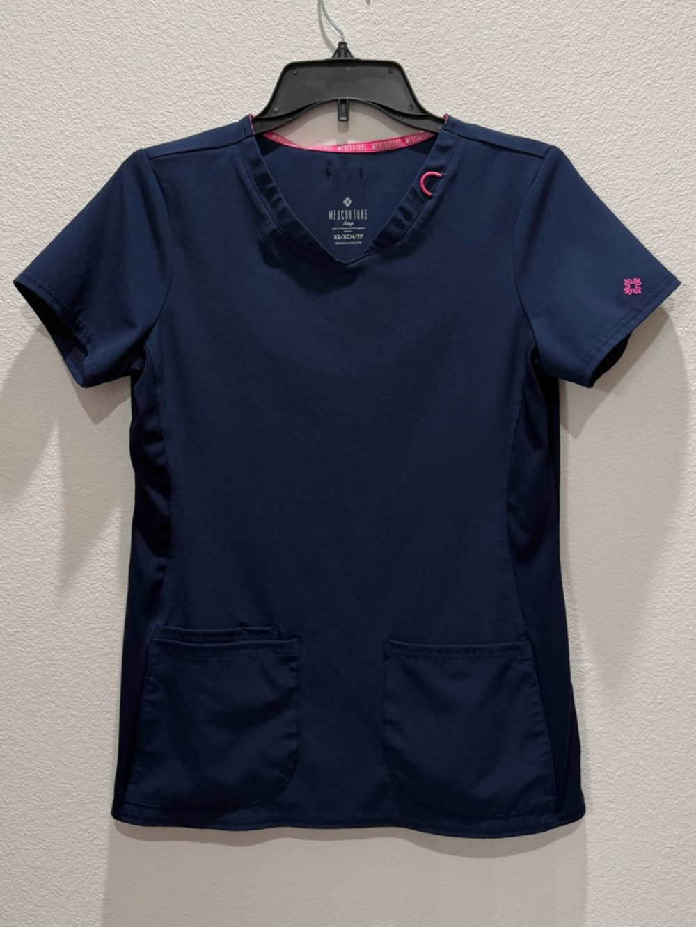 Med Couture Amp 3-Pocket STRETCH V-Neck Scrub Top XS